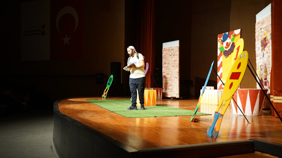Minikler, Hafta Sonunu 'Çarpım Tablosu' Tiyatro Gösterisiyle Değerlendirdi