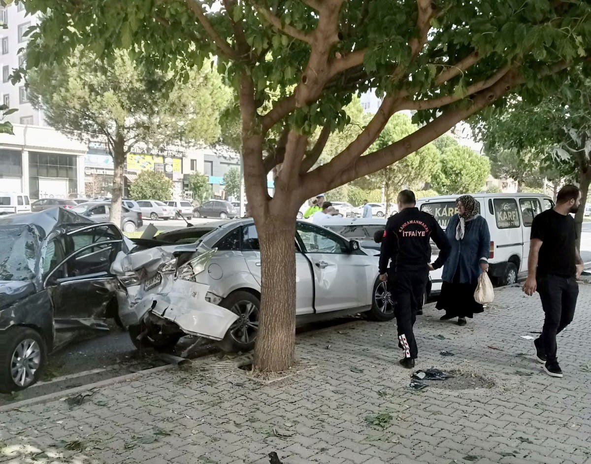 Kahramanmaraş'ta Zincirleme Kaza: Önce Otomobile Sonra Park Halindeki Araçlara ve Yayaya Çarptı