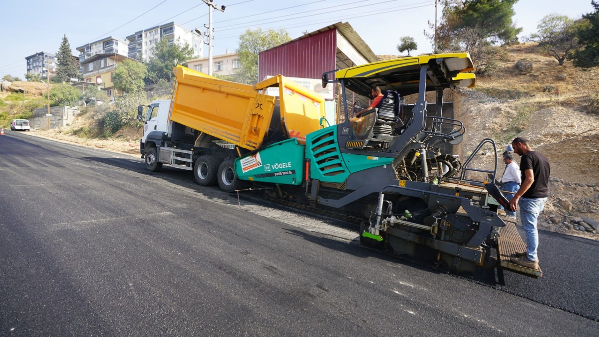 Kahramanmaraş Büyükşehir Belediyesi, Büğlek Caddesi'nde Asfalt Çalışmalarını Sürdürüyor
