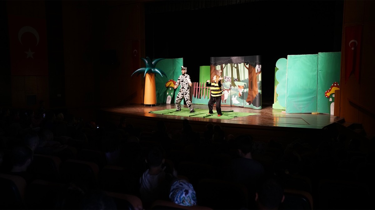 Çocuklar, Büyükşehir Belediyesi'nin Müzikal Tiyatro Gösterisine Akın Etti