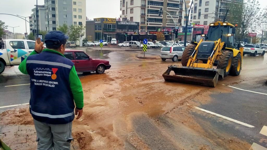 Büyükşehir Belediyesi, Sağanak Yağışlara Karşı Sahada Hazır