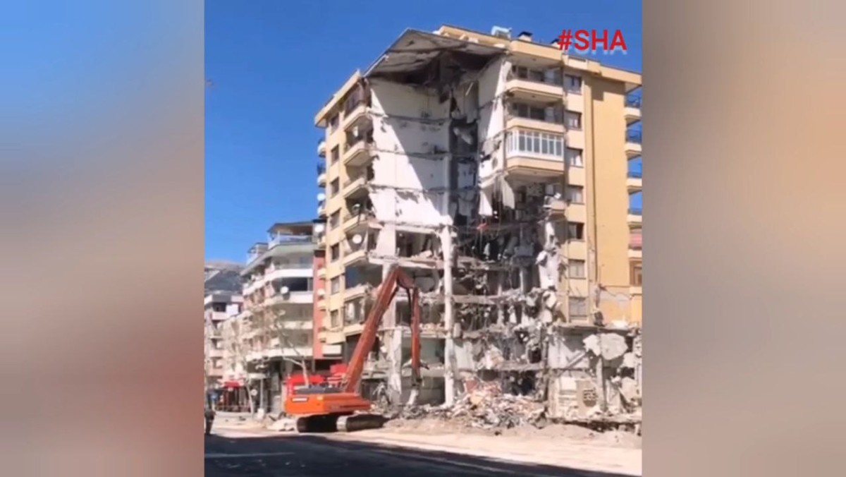 Kahramanmaraş'ta Yine Bir 'Kontrollü Yıkım' Vakası: Ağır Hasarlı Bina, İş Makinesinin Üzerine Çöktü!