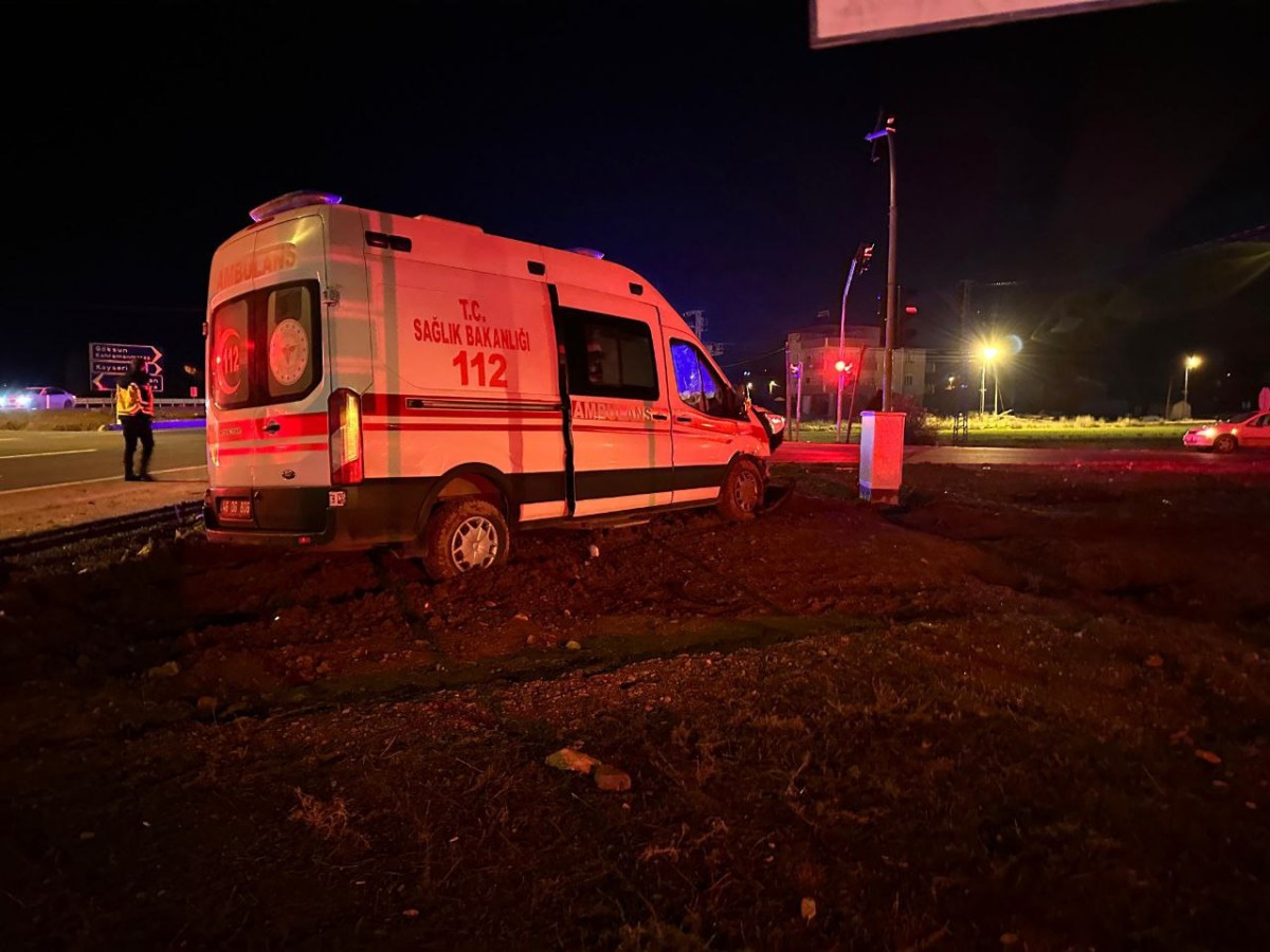 Afşin'de Ambulans ile Otomobil Çarpıştı: 9 Yaralı