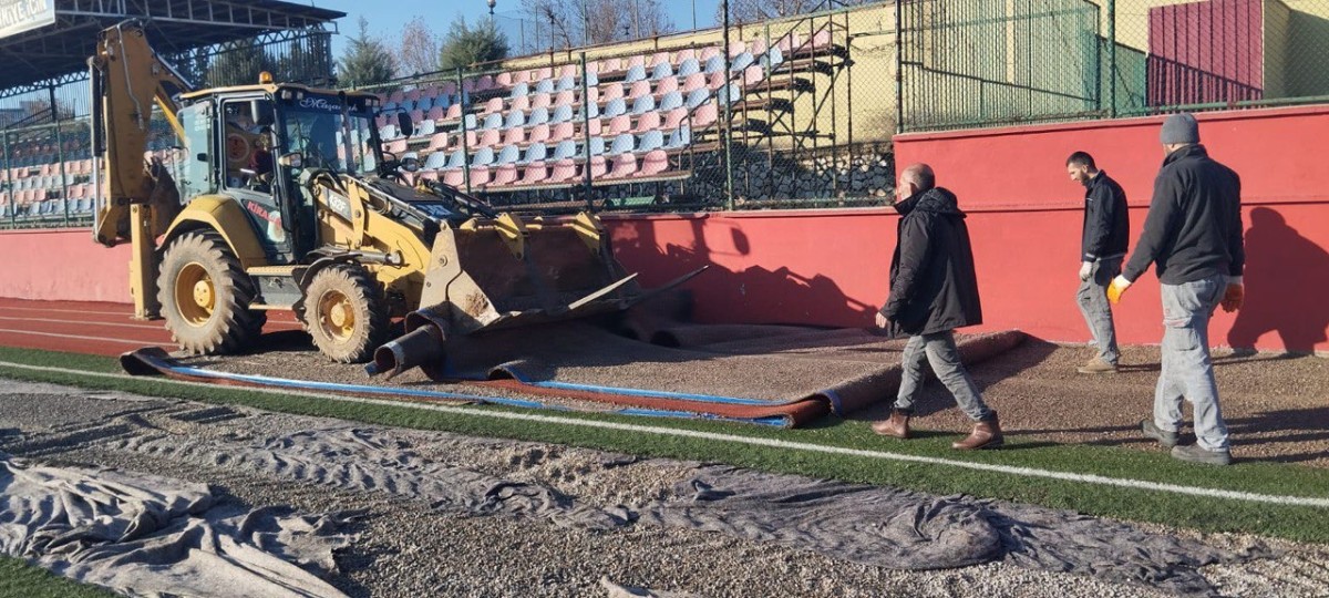 Kahramanmaraş'ta Batıpark Futbol Sahası Bakıma Alındı: Tribünlerden Zemine Yenileme Çalışmaları