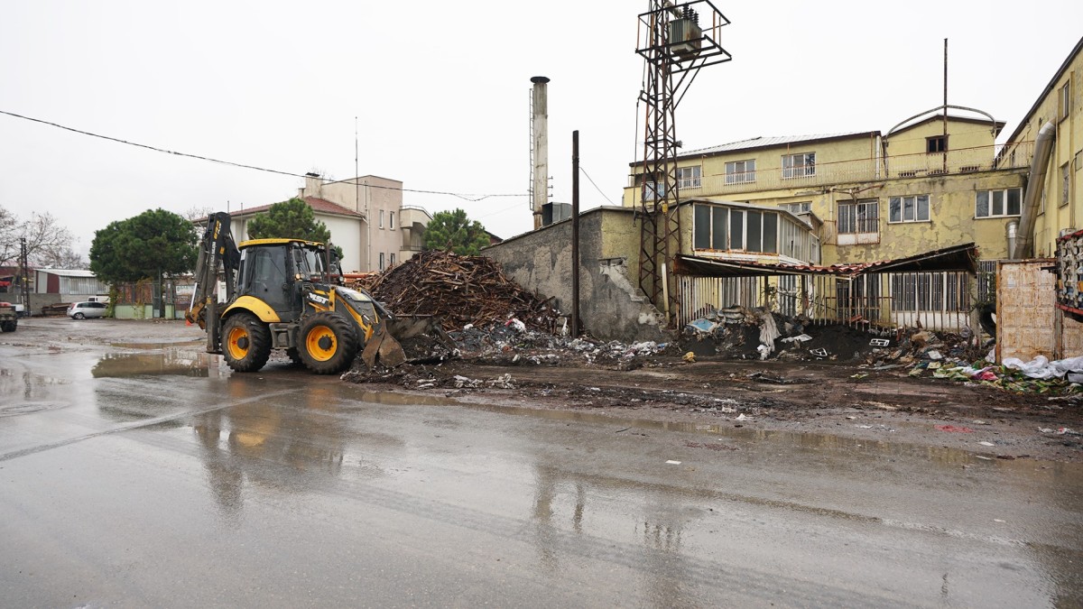 Büyükşehir Belediyesi, Odun Ambarları ve Küçük Sanayi Sitesi'nde Hafriyat Atıklarını Temizliyor