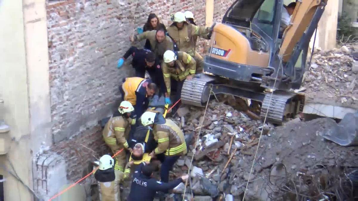 İstanbul'da Bina Çöktü: Bir İşçi Enkaz Altında Kaldı!