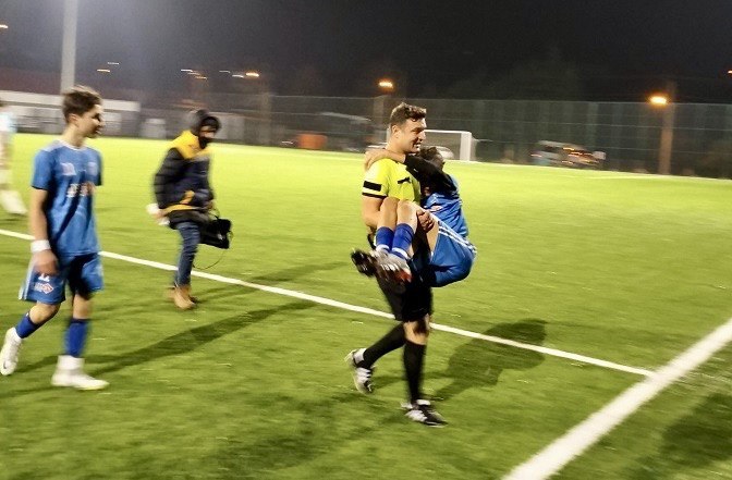 Kahramanmaraş'ta Hakem Mehmet Gökçeli, Sakatlanan Futbolcuyu Kucağında Taşıdı