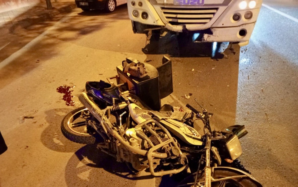 Kahramanmaraş'ta Servis Aracı ile Motosiklet Çarpıştı: 1 Ağır Yaralı!