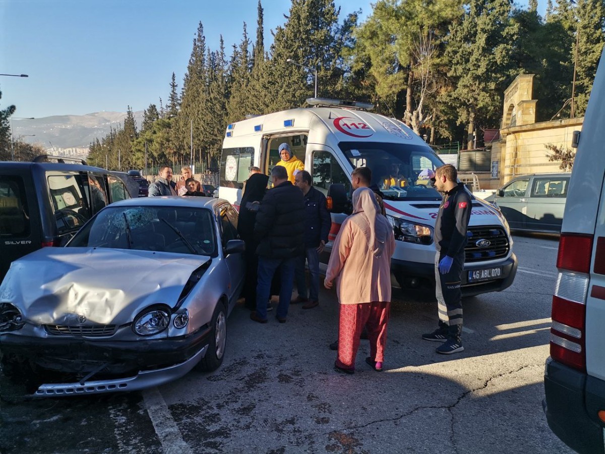 Kahramanmaraş'ta Park Halindeki Araça Çarpan Otomobil'de 2 Kişi Yaralandı
