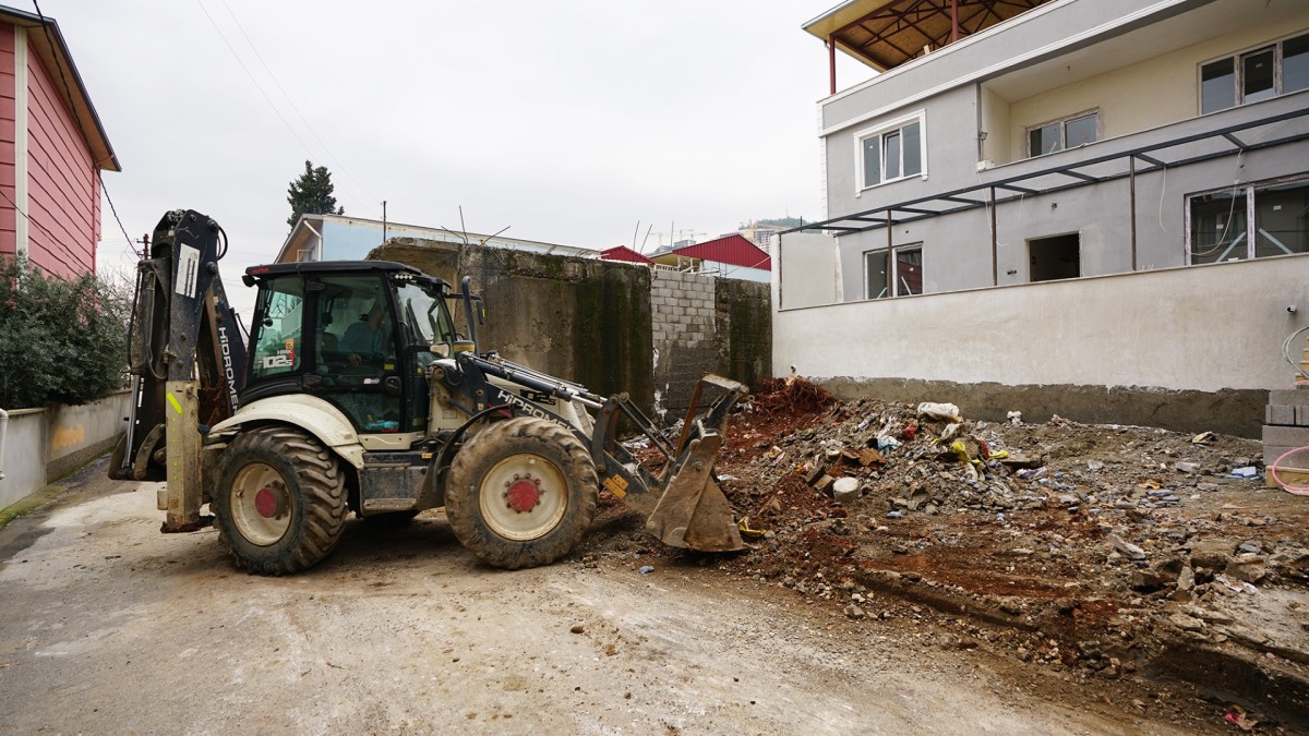 Büyükşehir Belediyesi, Mahalleleri İnşaat Atıklarından Temizliyor