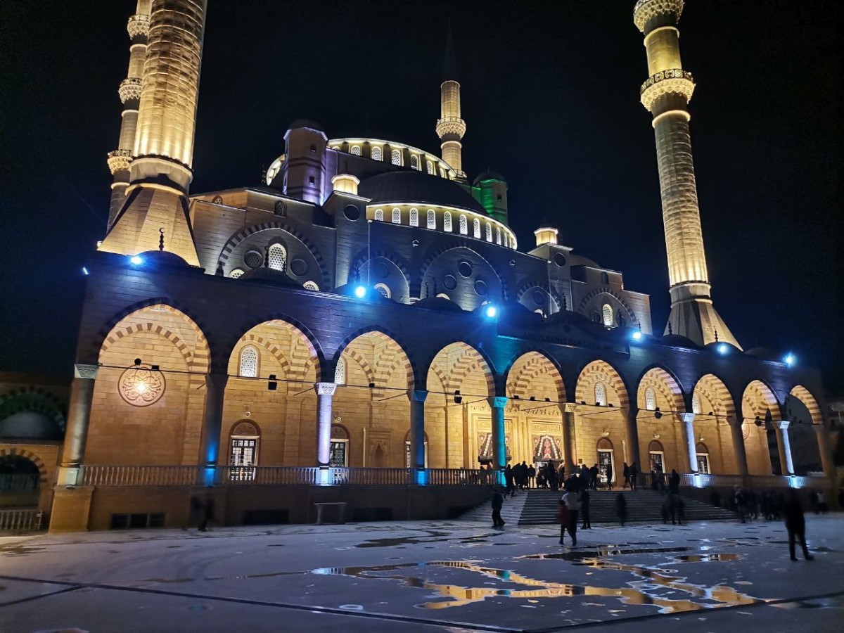 Kahramanmaraş'ta Depremzedeler, Regaib Kandilini Türkiye'nin 4. Büyük Camisi'nde Karşıladı
