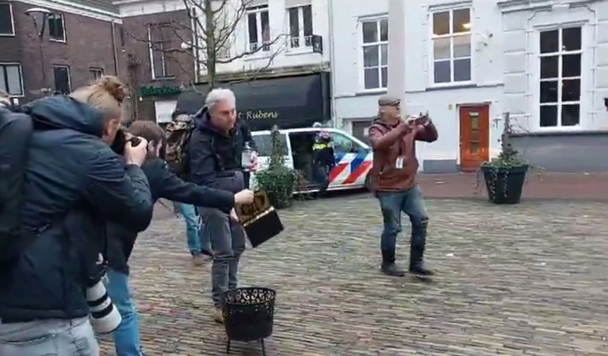 Hollanda'da Kuran-ı Kerim'e Yapılan Saldırıya Müdahale: Polis ve Protestocular Arasında Arbede