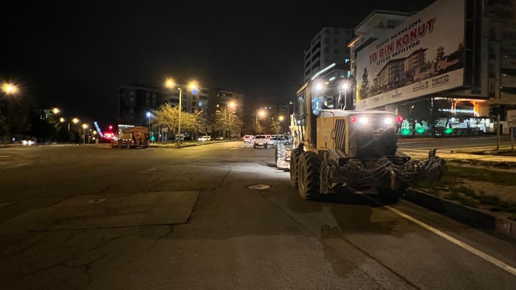 Kahramanmaraş Büyükşehir Belediyesi, Kış Koşullarına Karşı Gece Gündüz Çalışıyor