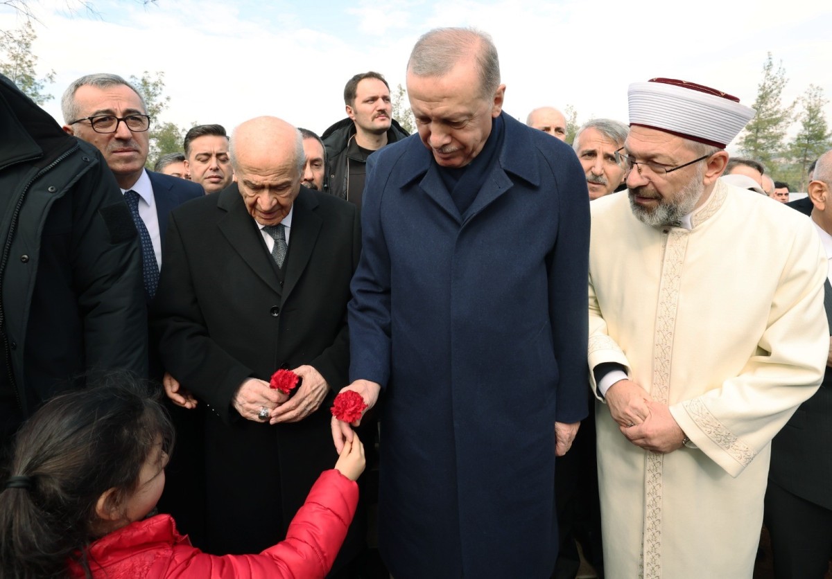 Cumhurbaşkanı Erdoğan, Kapıçam Deprem Şehitliği'ni Ziyaret Etti