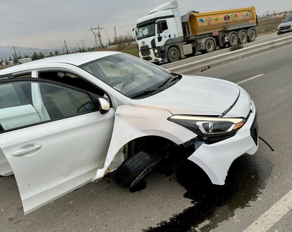 Kahramanmaraş'ta Otomobil Refüje Çarptı: 3 Yaralı
