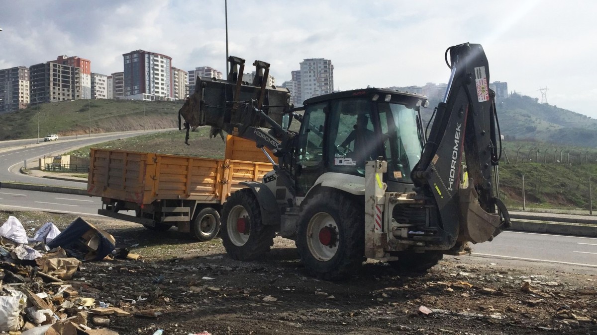 Kahramanmaraş Büyükşehir Belediyesi, Caddeleri Hafriyat Atıklarından Temizliyor