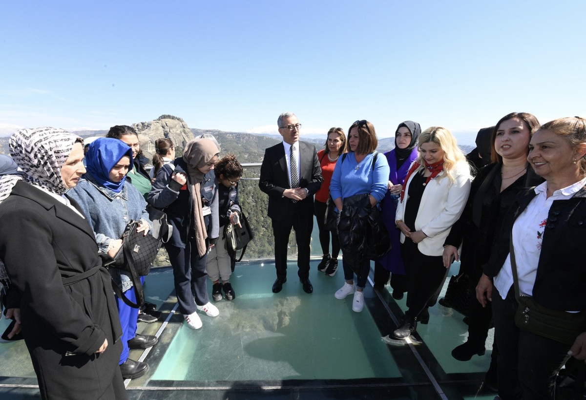 Başkan Güngör, Kadınlar Günü’nde Büyükşehir’in Kadın Personelleriyle Buluştu