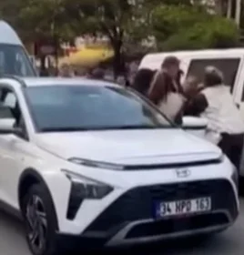Yol Verme Kavgası! İki Kadın Sürücü Saç Başa Birbirine Girdi