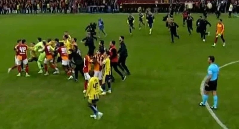 Galatasaray-Fenerbahçe Derbisi Sonrası Saha Karıştı