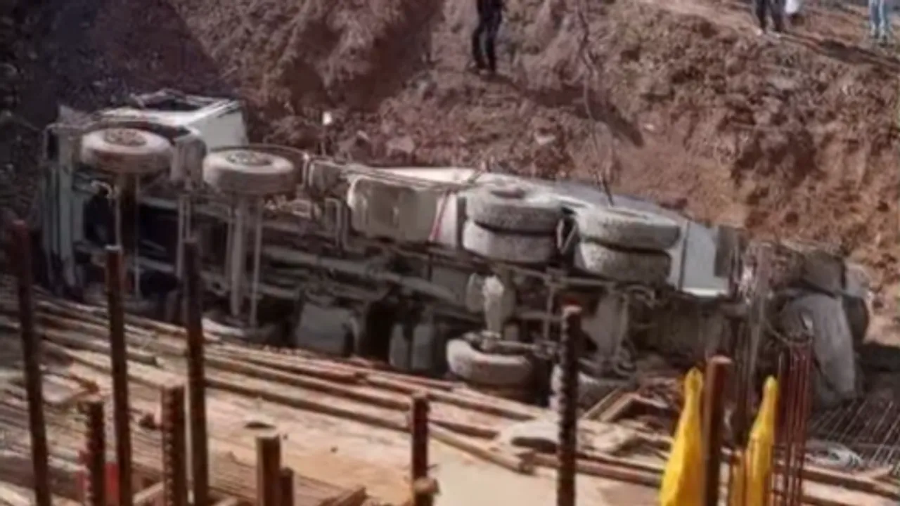 Kahramanmaraş’ta Beton Kamyonu İnşaat Temeline Devrildi!